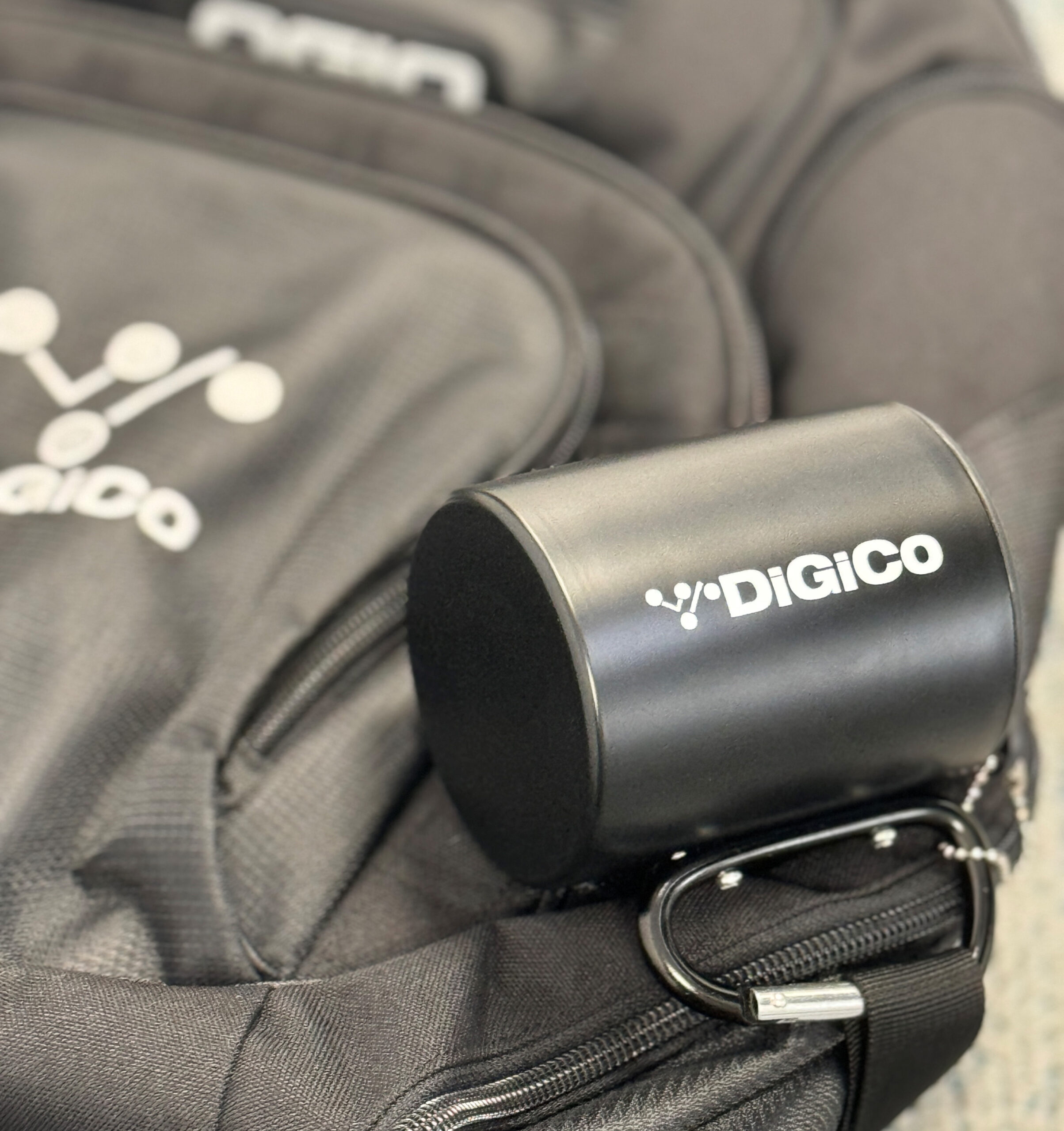 digico-mug-inox-noir-300-ml-mousqueton-carabiner image 1