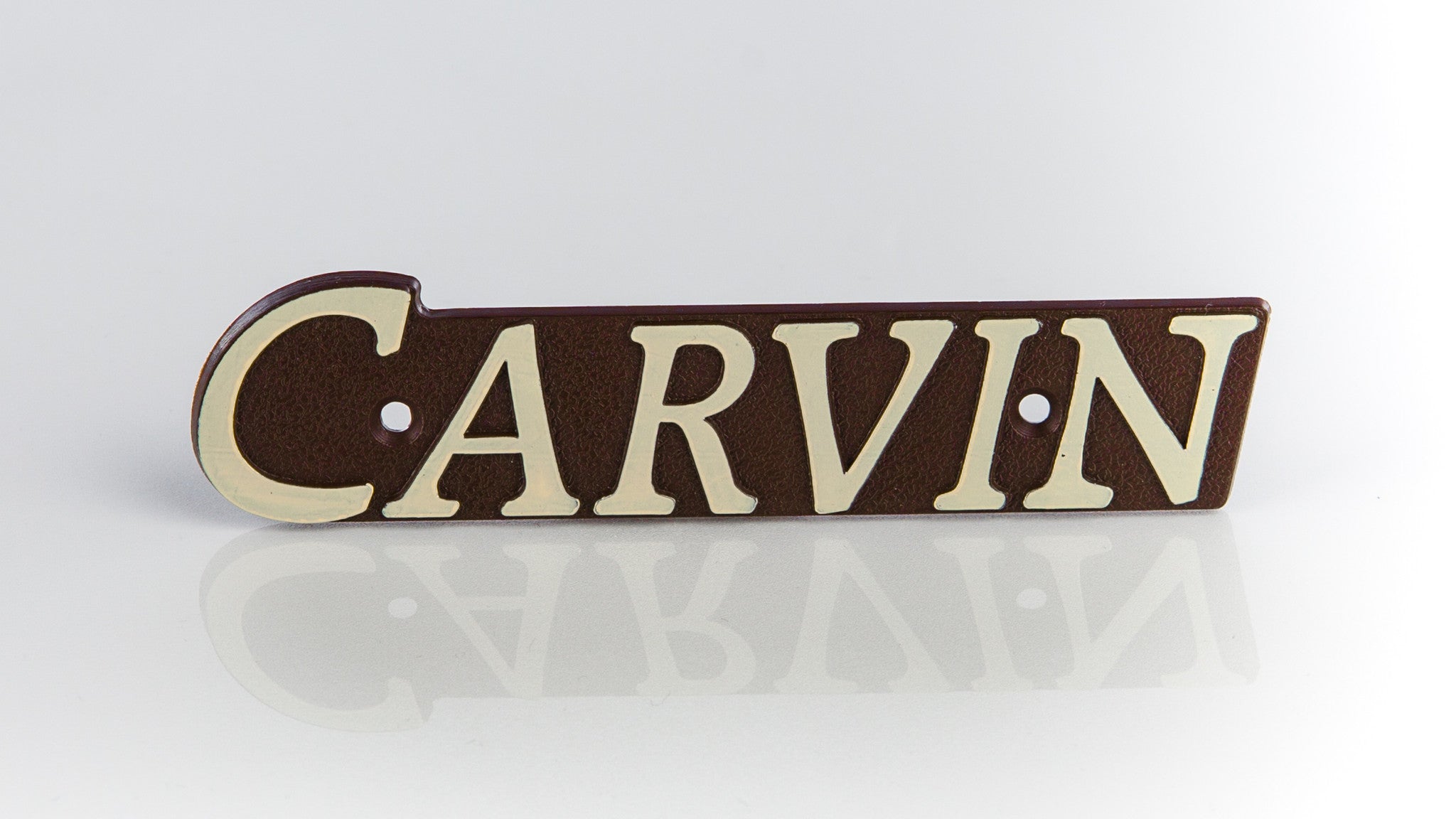 carvin-03-00095-badge-logo-beige-marron-4-5-pouces image 1