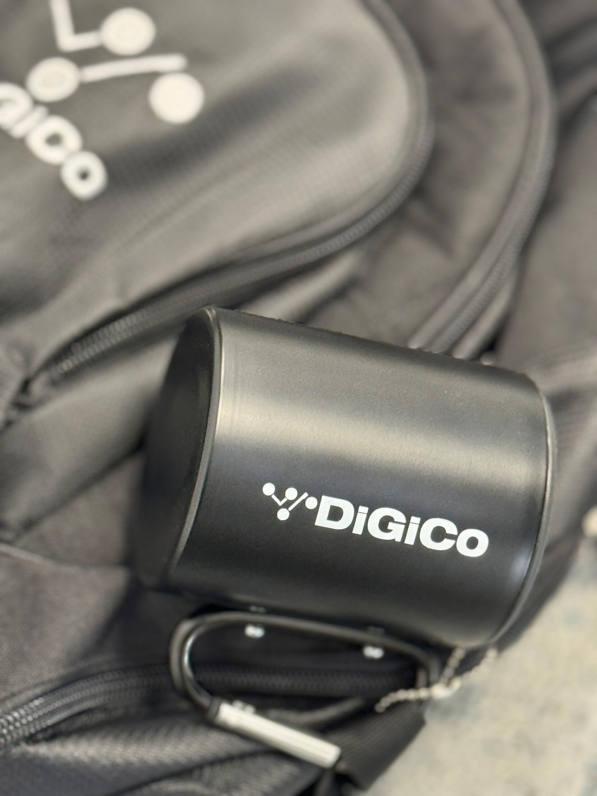 digico-mug-inox-noir-300-ml-mousqueton-carabiner image 3